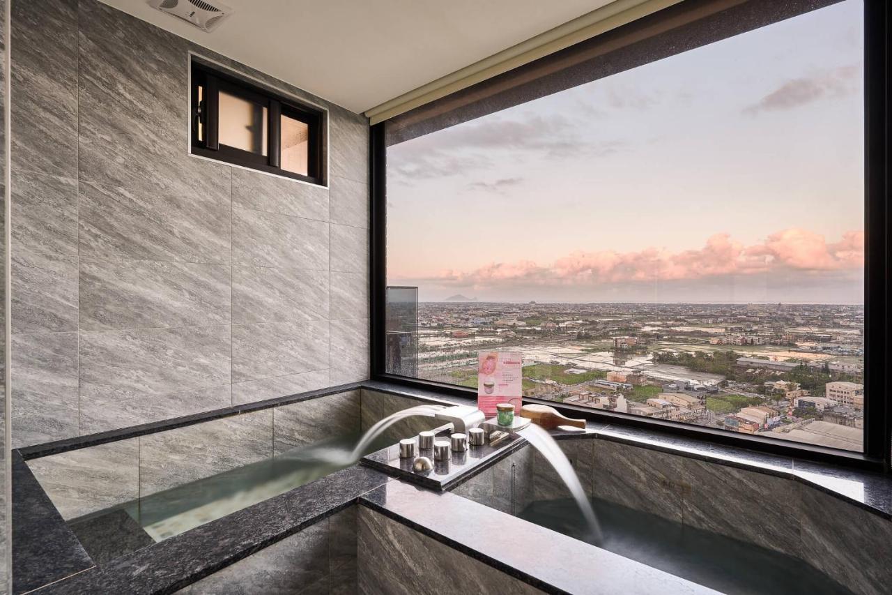 Cuncyue Hot Spring Resort 뤄동 외부 사진 A modern Japanese bath
