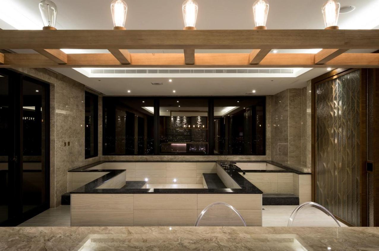 Cuncyue Hot Spring Resort 뤄동 객실 사진 The interior of the hotel