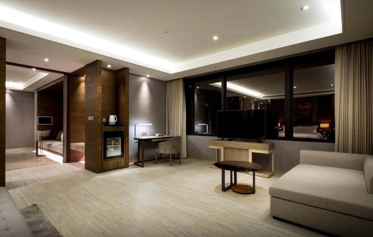 Cuncyue Hot Spring Resort 뤄동 객실 사진 A suite at the hotel