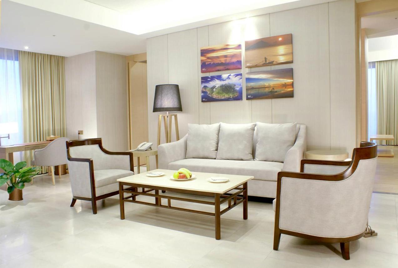 Cuncyue Hot Spring Resort 뤄동 객실 사진 A living room