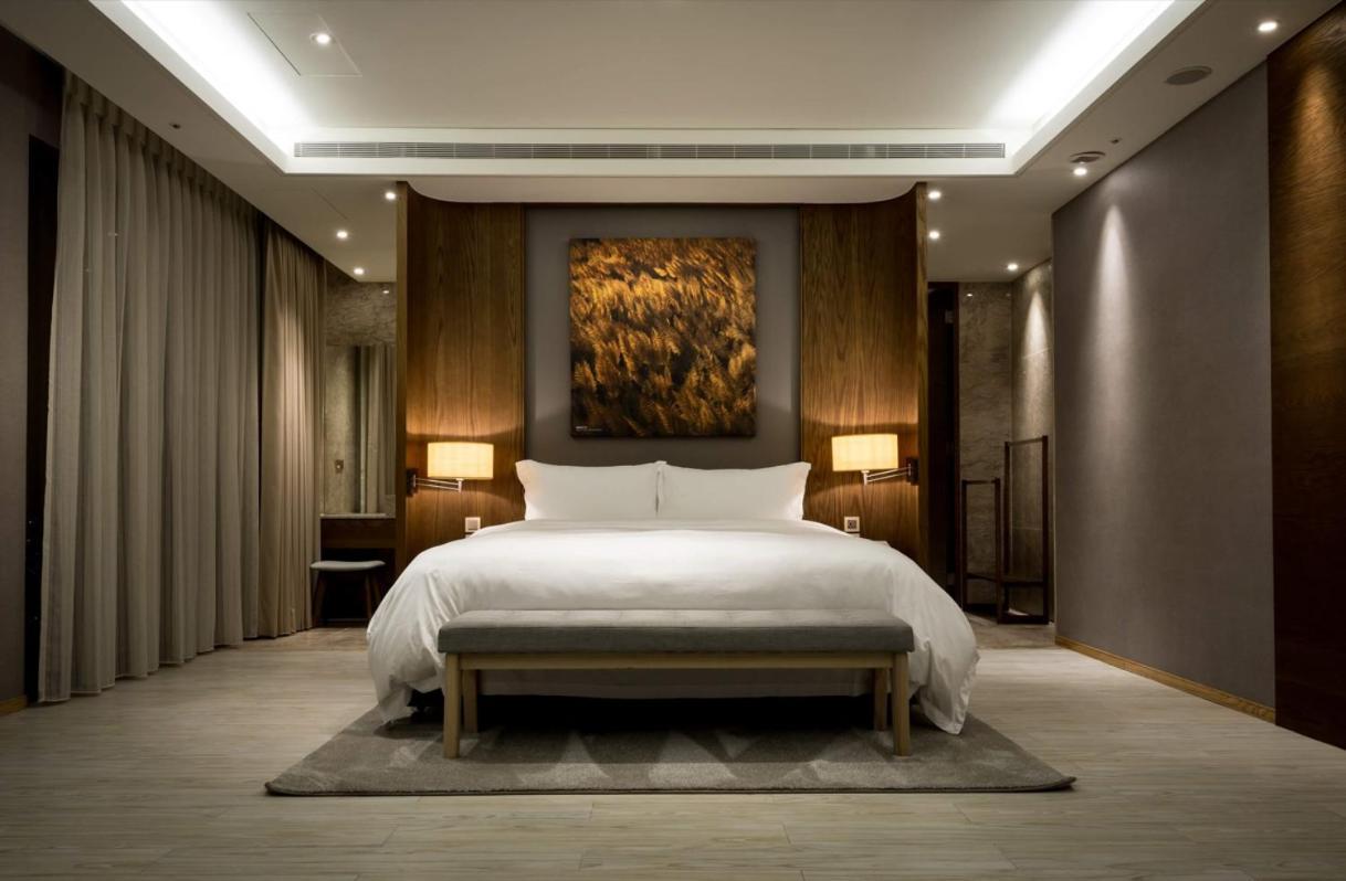 Cuncyue Hot Spring Resort 뤄동 객실 사진 A bedroom at The Ritz-Carlton, Hong Kong