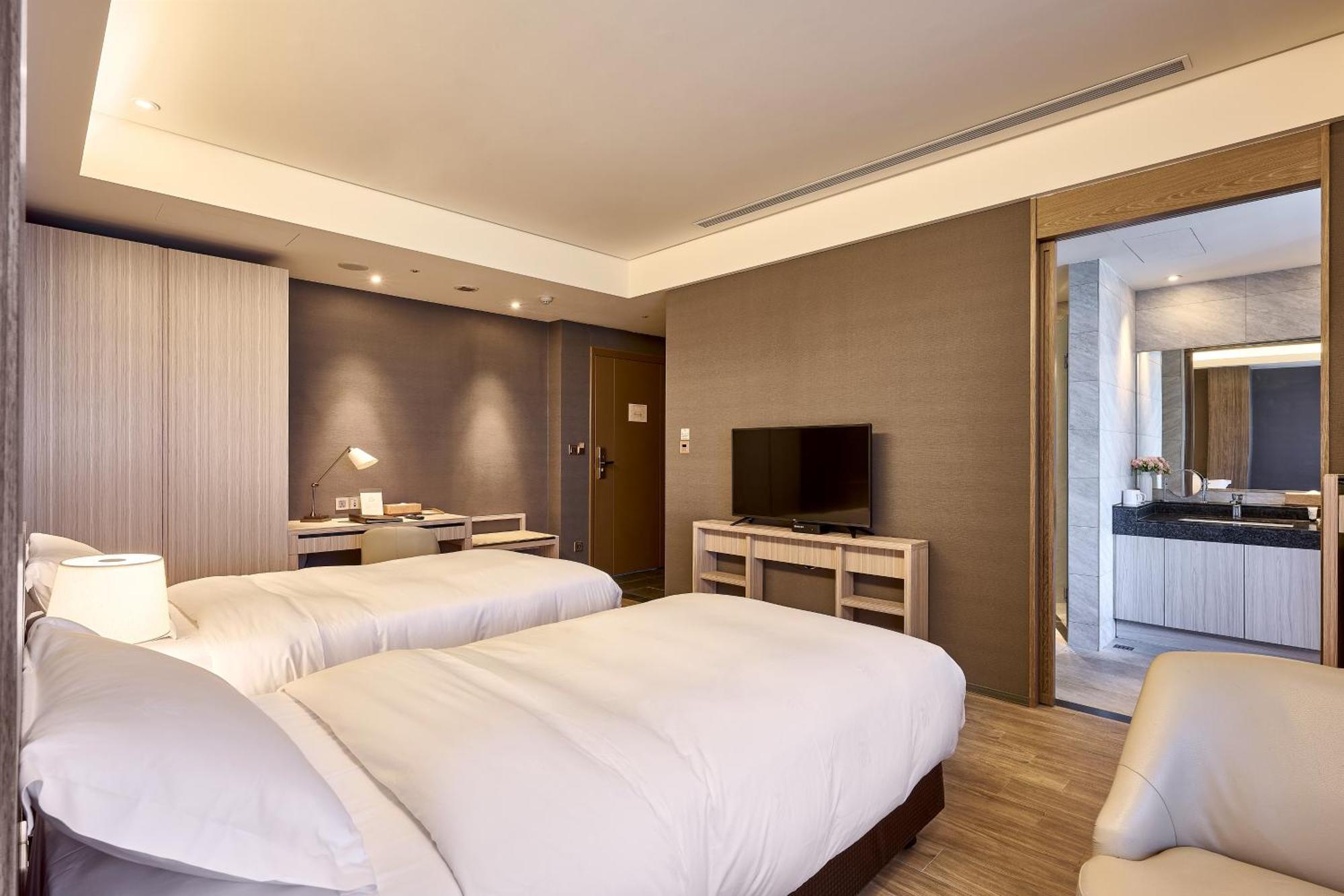 Cuncyue Hot Spring Resort 뤄동 객실 사진 Deluxe Twin Room