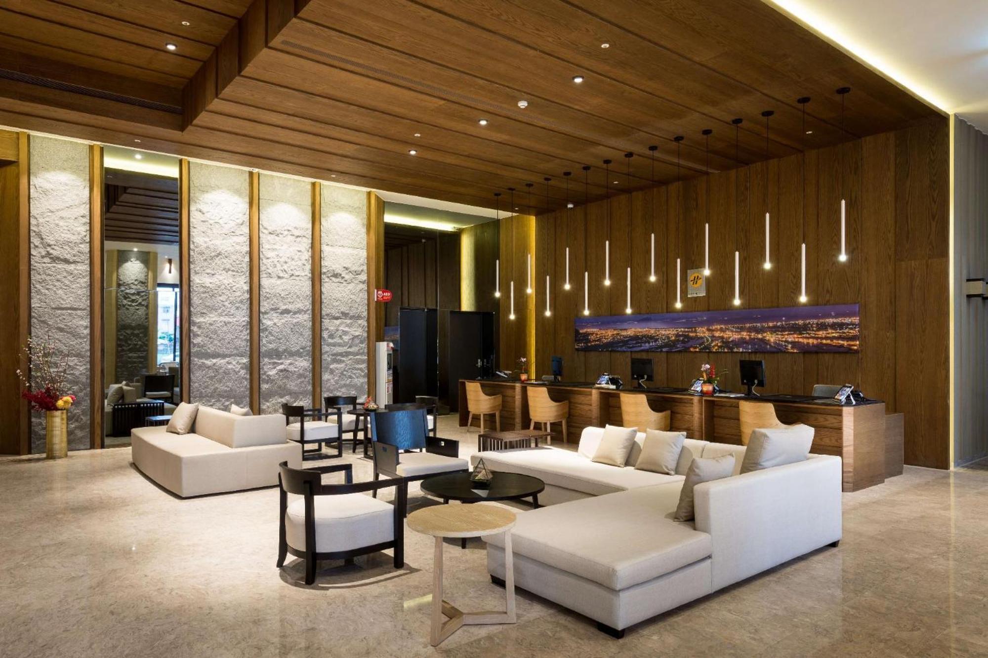 Cuncyue Hot Spring Resort 뤄동 외부 사진 The lobby of the hotel
