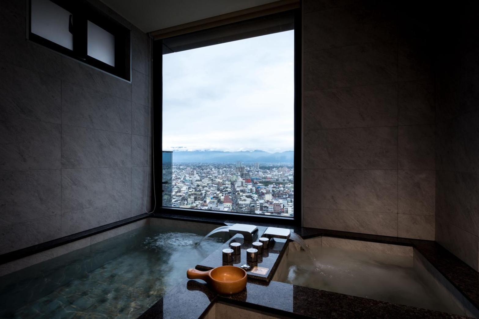 Cuncyue Hot Spring Resort 뤄동 객실 사진 A view of Mount Takami from the hotel