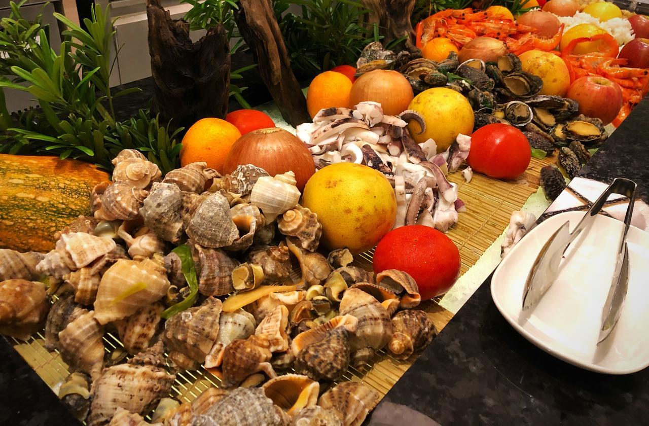 Cuncyue Hot Spring Resort 뤄동 외부 사진 A selection of seafood at a buffet