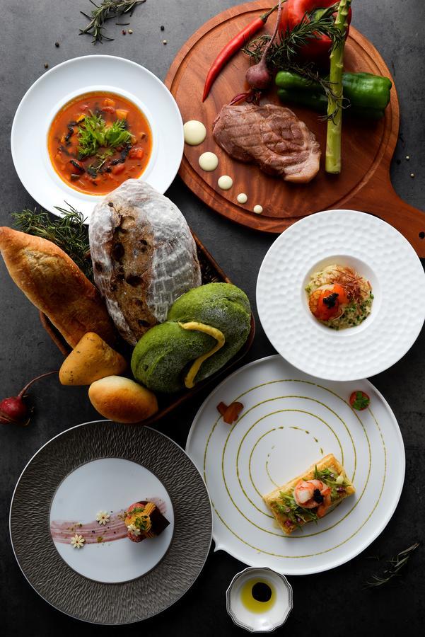 Cuncyue Hot Spring Resort 뤄동 외부 사진 A selection of dishes at the restaurant