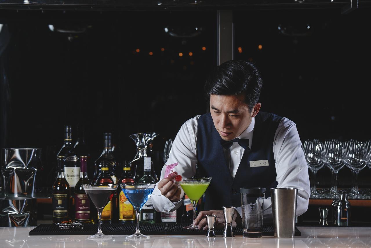 Cuncyue Hot Spring Resort 뤄동 외부 사진 Bartender at work