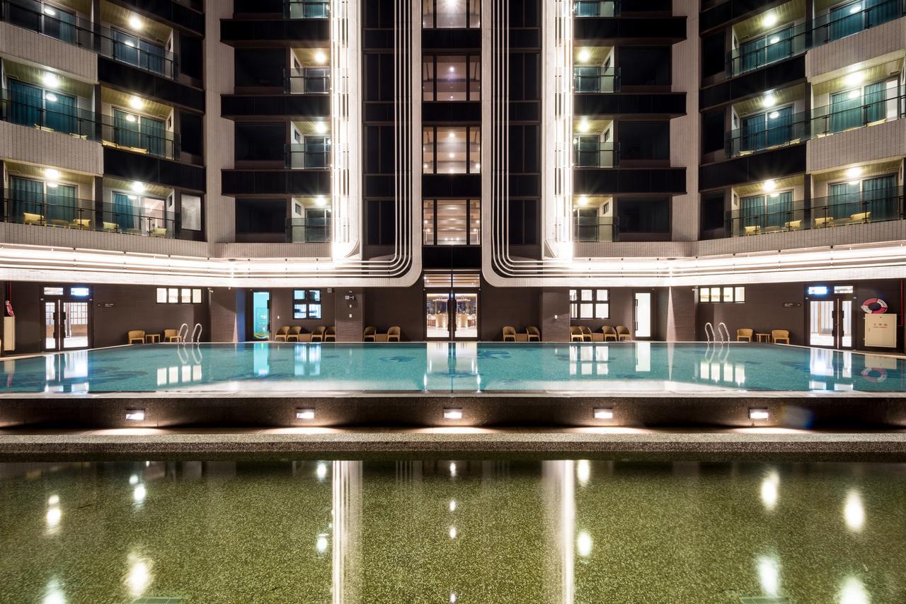 Cuncyue Hot Spring Resort 뤄동 외부 사진 The swimming pool at the hotel