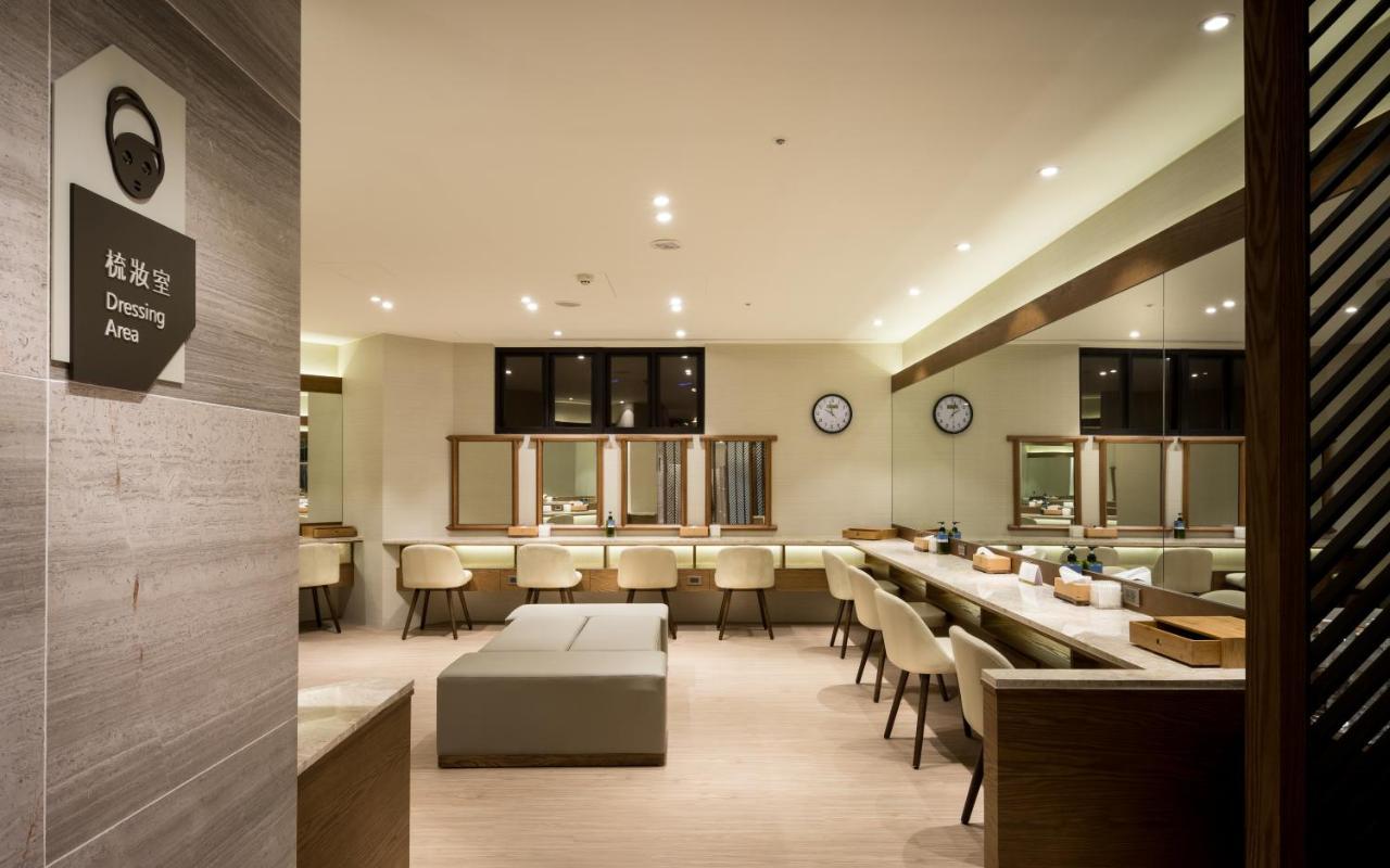 Cuncyue Hot Spring Resort 뤄동 외부 사진 The dressing room at the Hong Kong Convention and Exhibition Centre