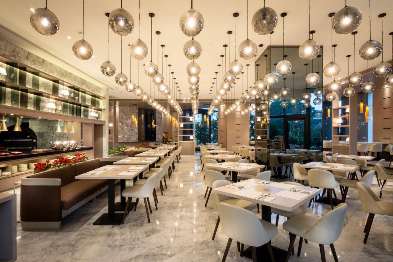 Cuncyue Hot Spring Resort 뤄동 외부 사진 The interior of the restaurant
